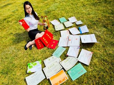 学霸学习到深夜，母亲无奈求助班主任，都是别人家的孩子！