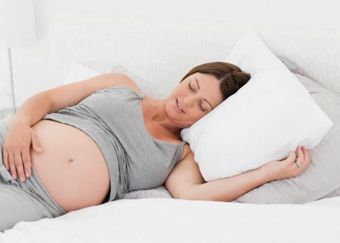 懷了寶寶之後睡覺經常是件痛苦的事情，但你需要這樣去調節