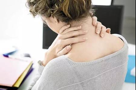職場女性肩頸酸痛，這四個瑜伽體式一定要常練