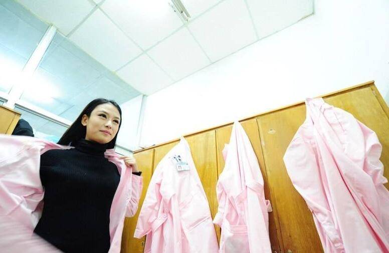 狼医偷拍女医护更衣