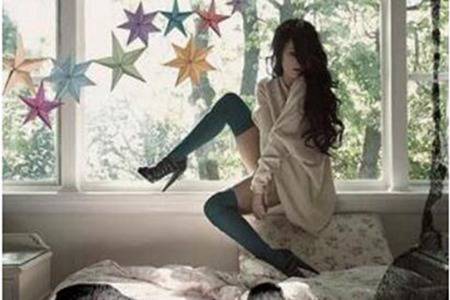 性感美女拍写真被强奸 变态摄影师被民警带回派出所