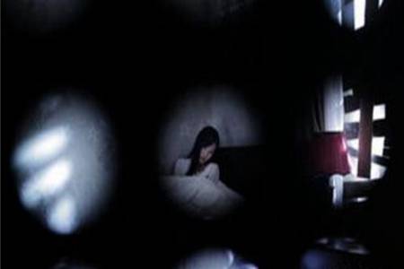 合租屋偷窥女同事