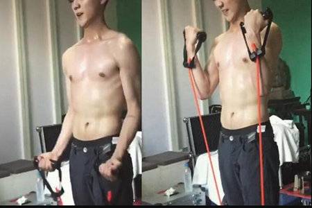 鹿晗晒大尺度自拍照 裸露六块腹肌身材好到爆