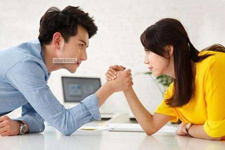 成都九眼桥桥震门视频 公众场合下竟然做出这事