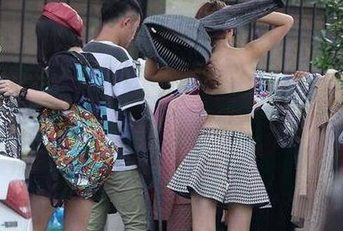 女子违章不服 当街扑向警察被处罚后认错