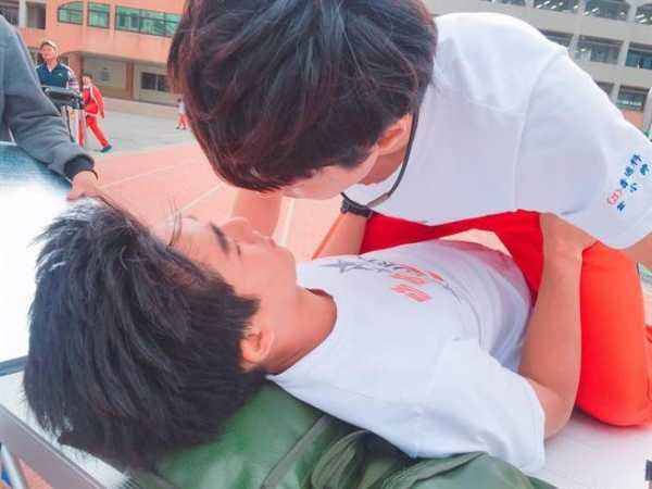 患艾滋性侵男学生