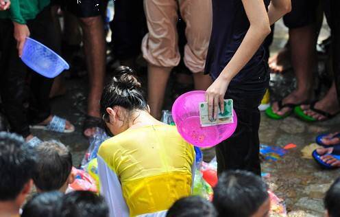 女子當街遭撲倒扒衣