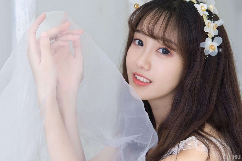 父亲偷看女儿洗澡