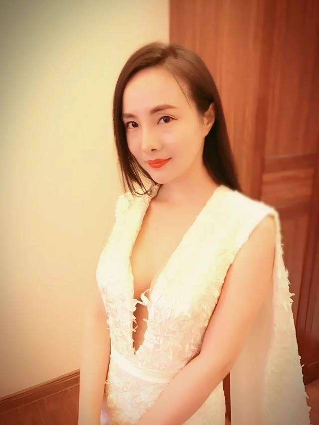 干露露八字奶照片
