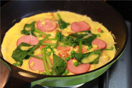 女生用鸡蛋打造一份早餐有多简单，精致的卖相更有食欲
