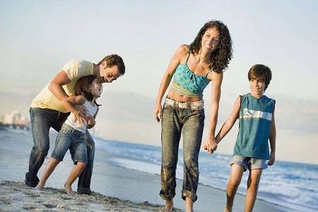 替代伴侣综合征，在不和谐的家庭关系中父母可能把孩子当做伴侣