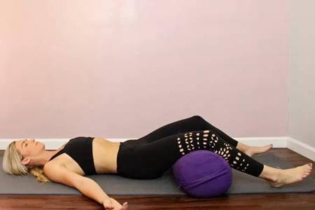 缓解压力的休息体式，瑜伽让女生更加轻松舒缓