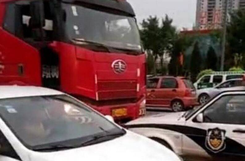 背卡车司机裸体站在警车顶狂骂交警 全身光溜溜