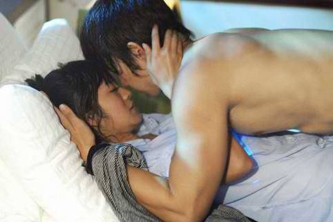 背着男友女孩约男网友见面遭车内强奸女孩
