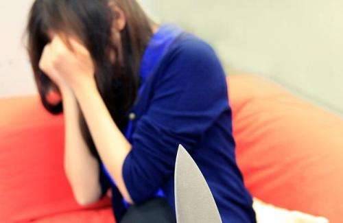 印度官员公交侵犯19岁少女 涉事政客行为无下限