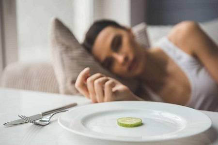 怎么判断自己有厌食症？女性厌食症的表现和治疗方法