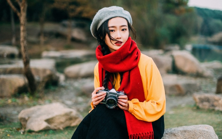 男子与多名女子交往
