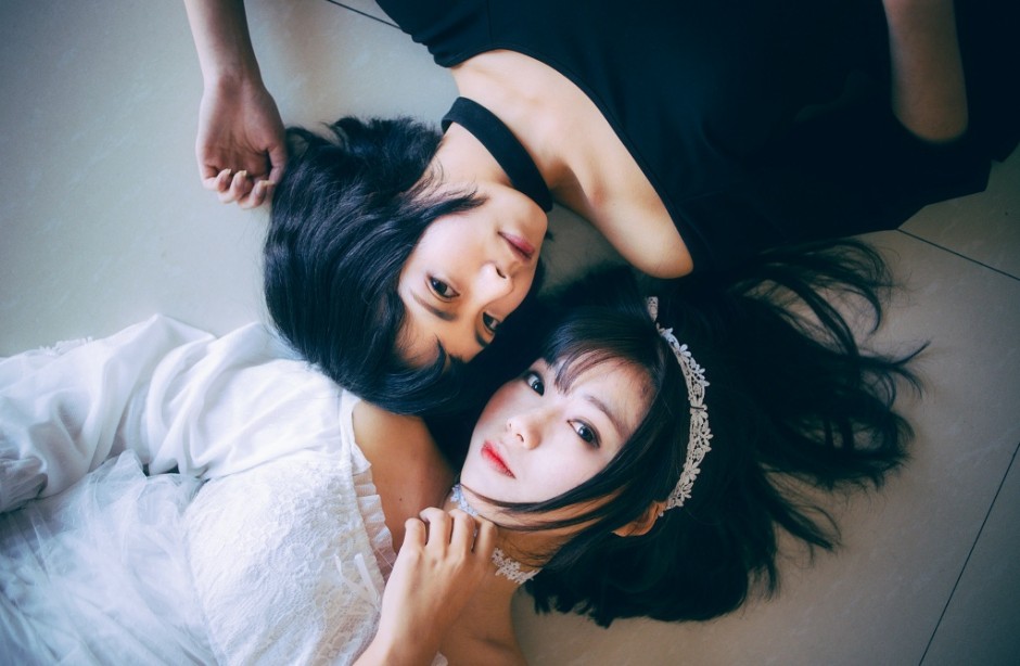女艺术家全裸睡铁丝36天