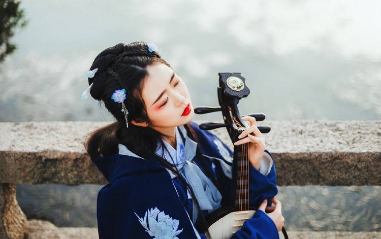 女顾客光身子做保养