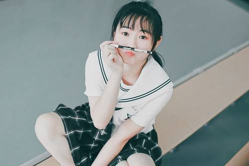 女孩被强拉进宾馆