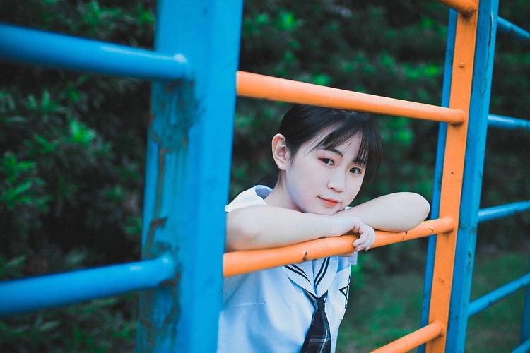 男子与女邻居玩暧昧发私照 前妻持照威胁女子