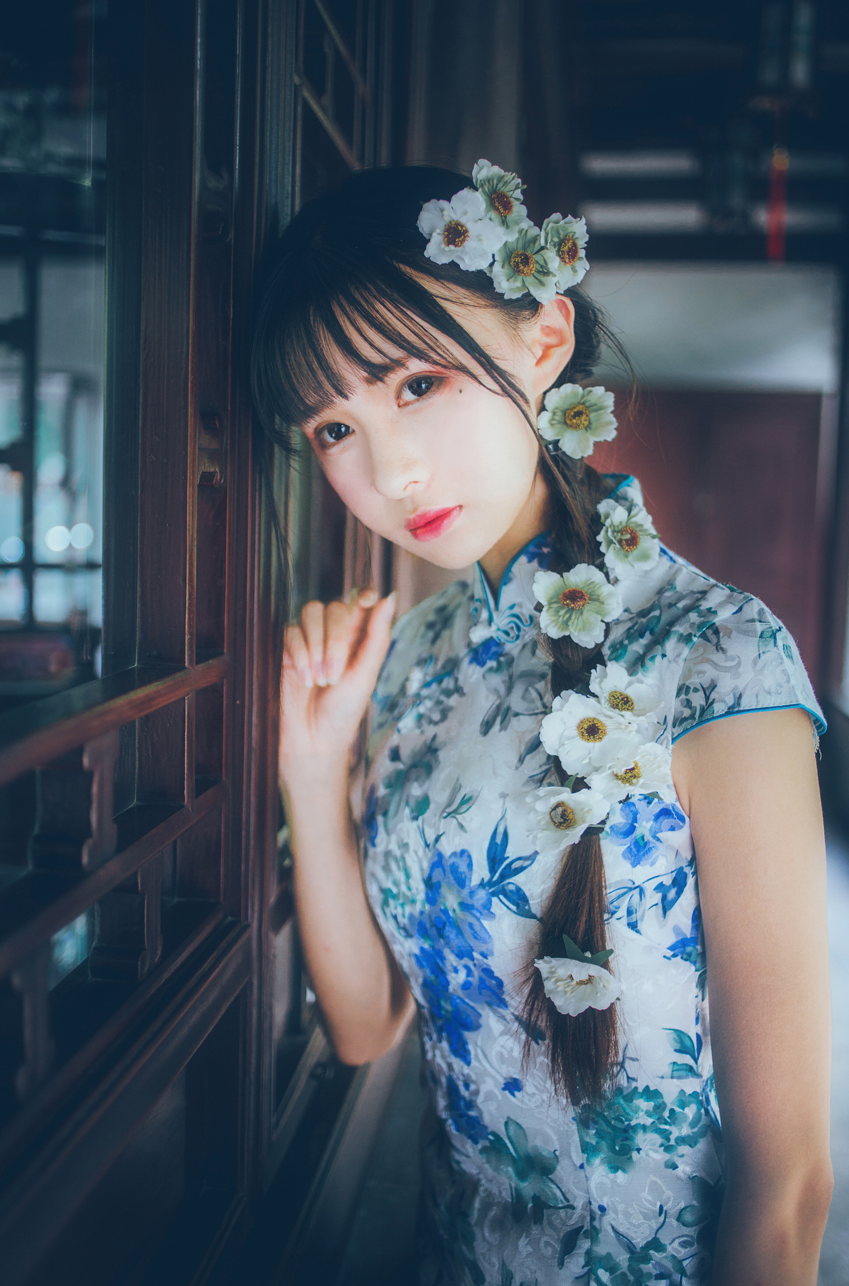 男子和女网友车内亲热