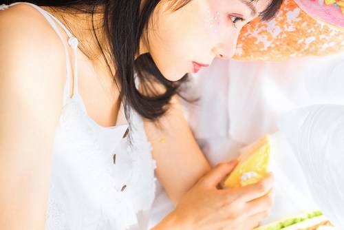 手机偷拍美女裙底