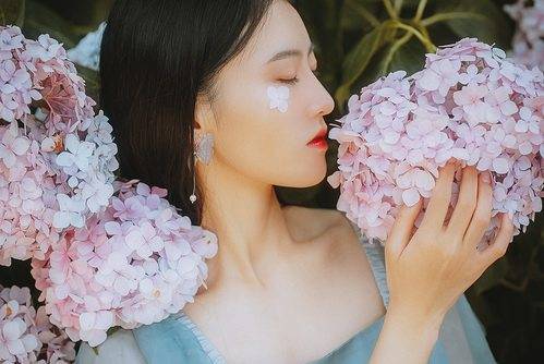 老板娘向男员工发裸照