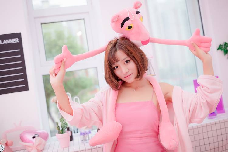 美女色诱输一局脱一件