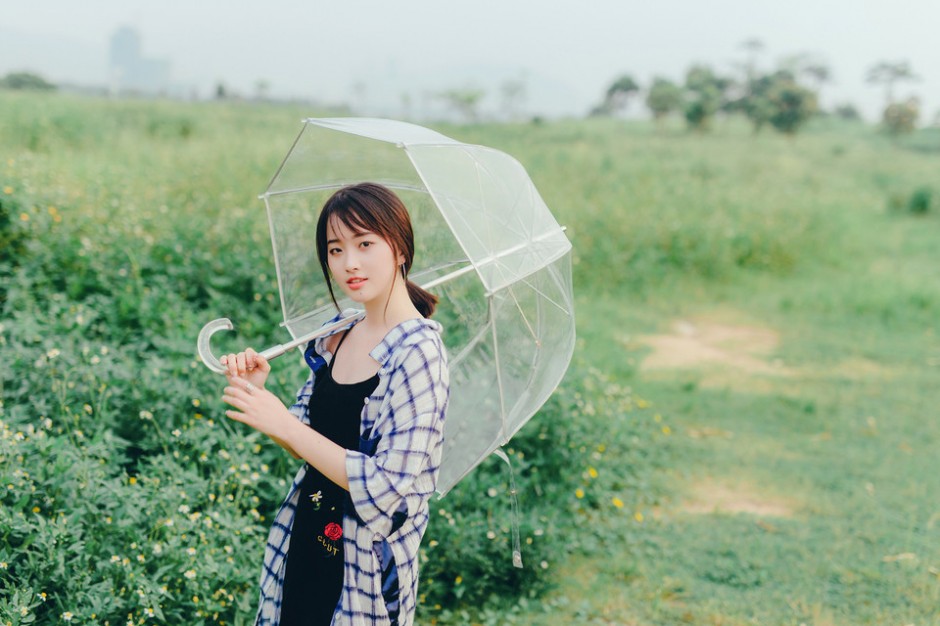 男子调戏美女 受害人未及时做出妨害措施