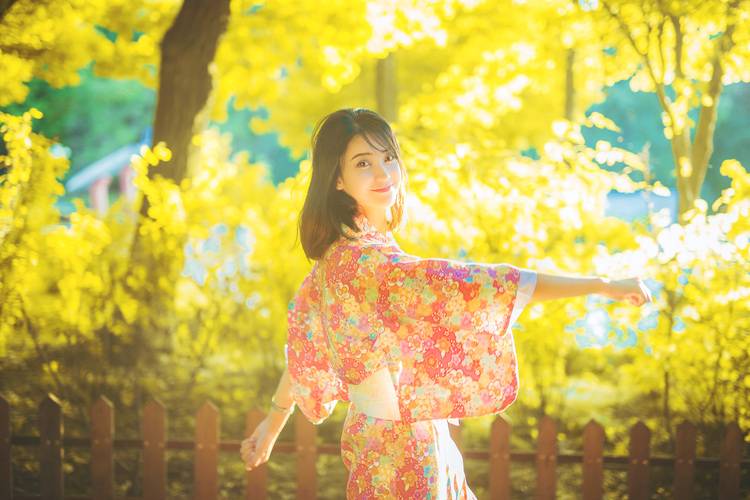 男子露下体调戏美女
