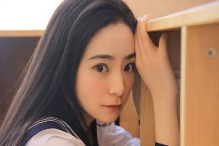 男子与前女友当朋友面亲热 