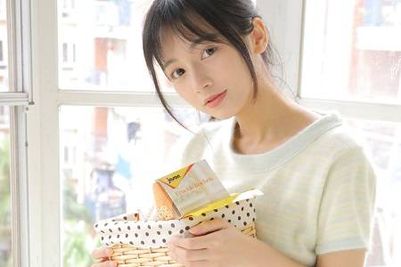 男子与前女友脱光亲热