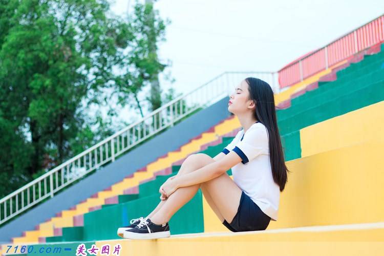 男子连刺妻子两刀