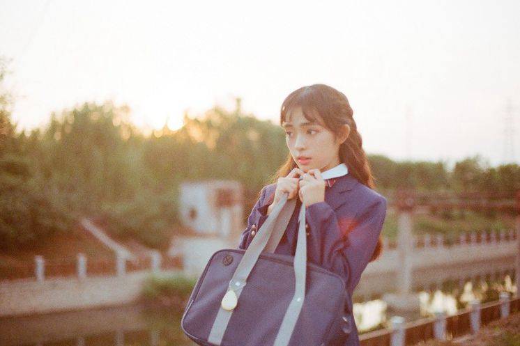 女人为养丈夫在路边做生意