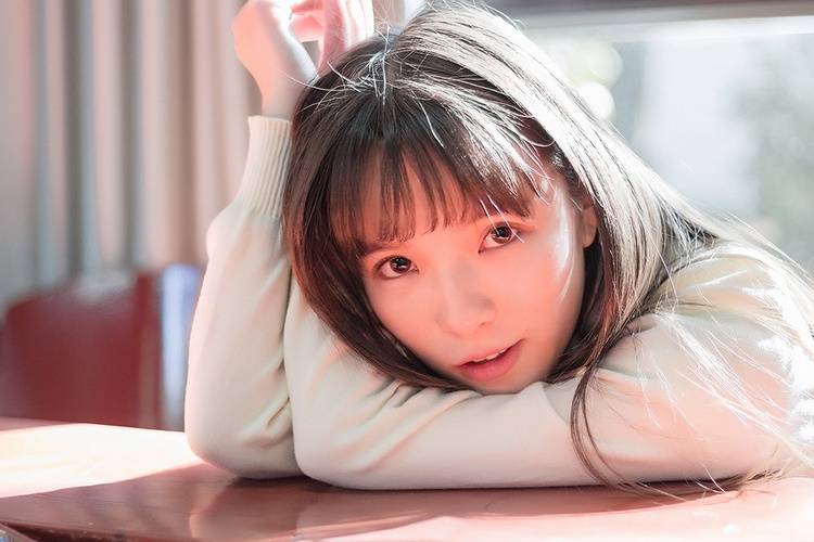 杨晨晨毛衣装写真性感 不愧是宅男女神