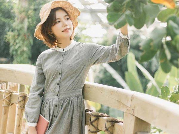 当街偷袭女路人裙底