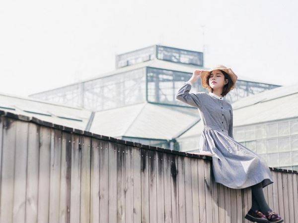 当街偷袭女路人裙底