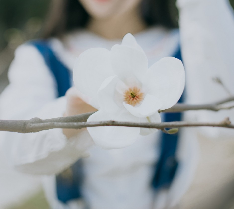 女子裸身上街秀纹身