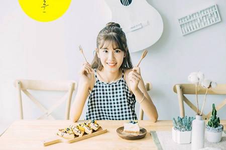 老头公交强吻女孩