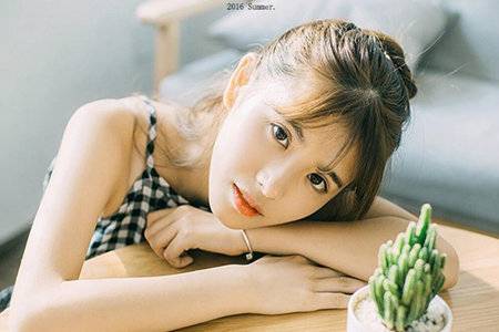 老头公交强吻女孩