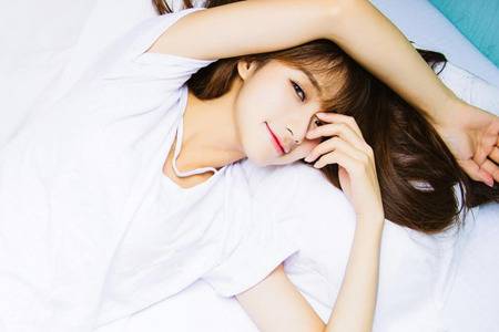男子摸2女大学生大腿