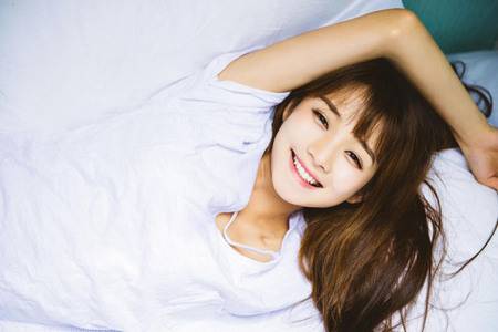 男子摸2女大学生大腿