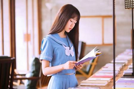 男子山区强压女伴