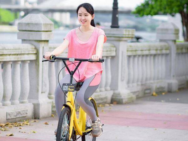 大爷向歌手私处伸手