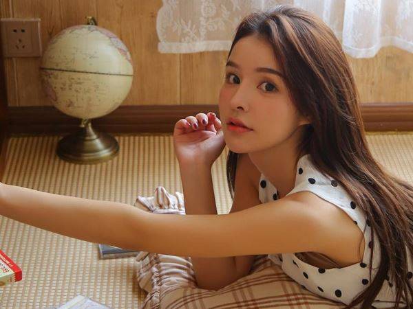 针孔摄像头正对床