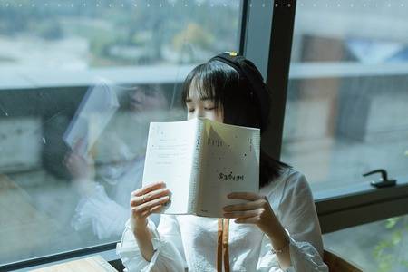 男子与前女友脱光亲热