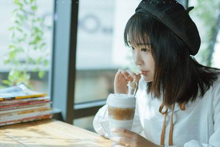 美女拍写真被强奸