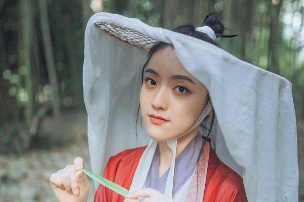 聘比基尼美女端菜
