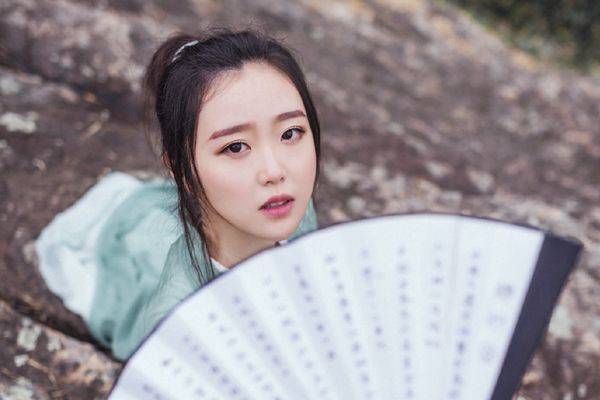 聘比基尼美女端菜